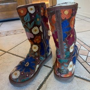 Uggs Australia Wahine Floral Embroidered Chestnut.